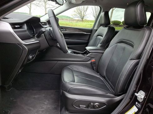 Used 2023 Jeep Grand Cherokee L Limited w/ Black Appearance Package AWD/4WD image 17