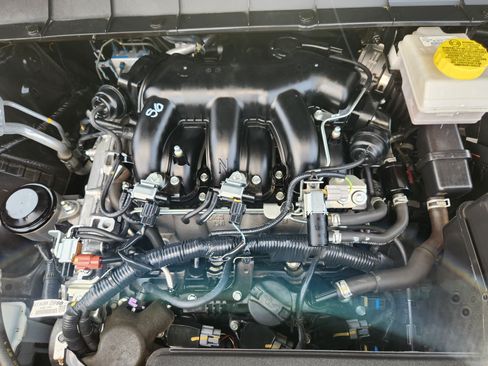 Used 2025 Nissan Pathfinder SL FWD image 32
