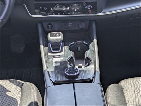 Used 2025 Nissan Rogue SV AWD/4WD image 25