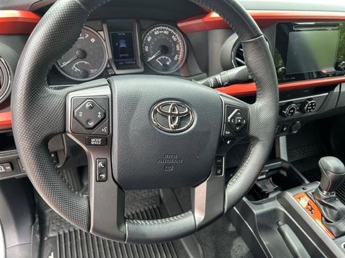 Used 2018 Toyota Tacoma TRD Off-Road AWD/4WD image 11