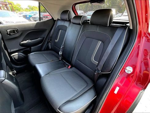 Used 2022 Hyundai Venue Limited w/ Cargo Package FWD image 6