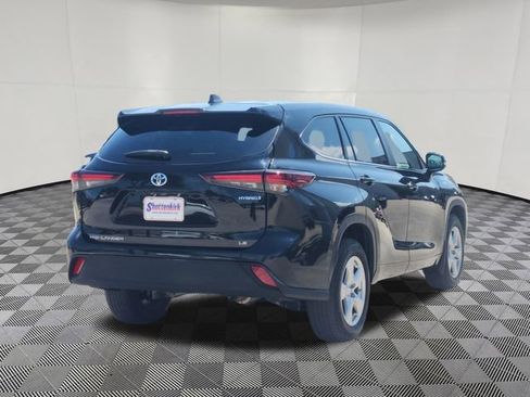 Used 2024 Toyota Highlander LE AWD/4WD image 4