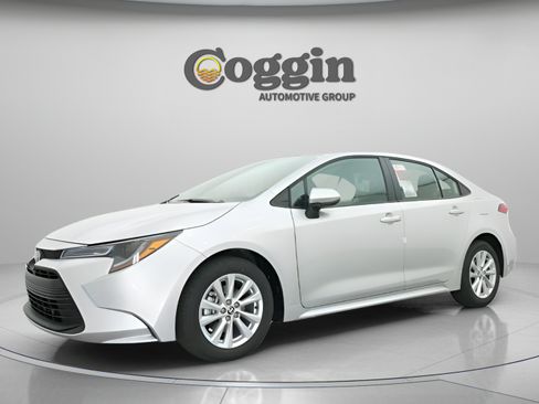 Used 2026 Toyota Corolla LE w/ LE Premium Package FWD image 2