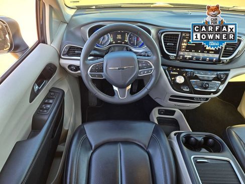 Used 2023 Chrysler Pacifica Touring-L FWD image 13