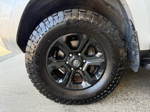 Used 2022 Toyota 4Runner SR5 Premium w/ Moonroof Package AWD/4WD image 20