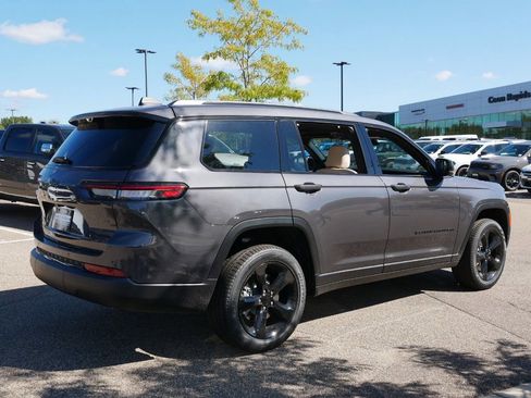 Certified 2025 Jeep Grand Cherokee L Limited w/ Luxury Tech Group II image 11