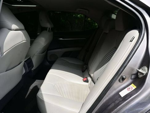 Used 2018 Toyota Camry SE w/ Moonroof Package FWD image 34