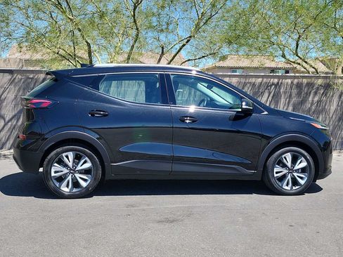 Used 2022 Chevrolet Bolt EUV LT w/ Convenience Package FWD image 9