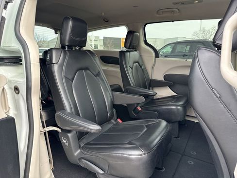Used 2023 Chrysler Pacifica Touring-L image 29