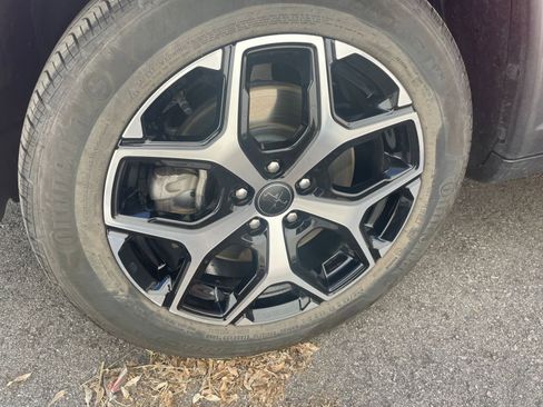 Used 2025 Jeep Compass Limited image 31