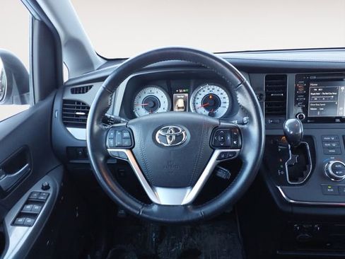 Used 2019 Toyota Sienna SE Premium image 12