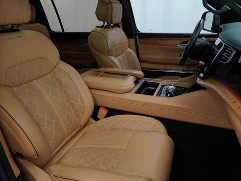 Used 2022 Jeep Grand Wagoneer Series III image 50