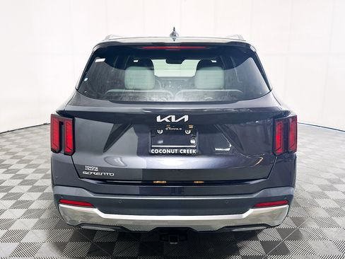 Used 2025 Kia Sorento EX w/ Panoramic Sunroof Package FWD image 4