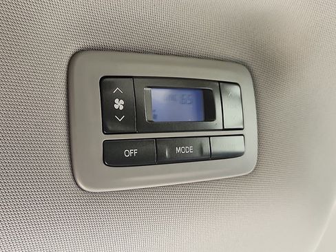 Used 2020 Toyota Sienna L image 12