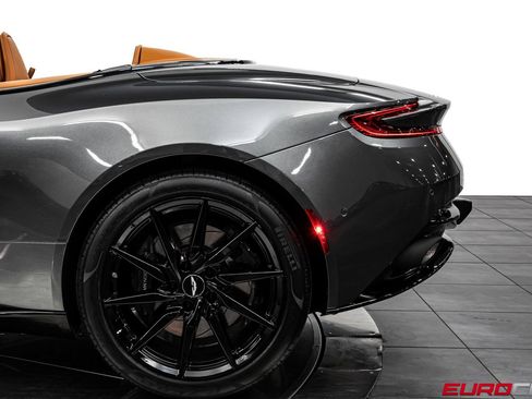 Used 2019 Aston Martin DB11 Volante RWD image 17