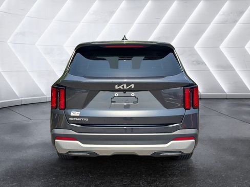 Used 2024 Kia Sorento LX FWD image 4
