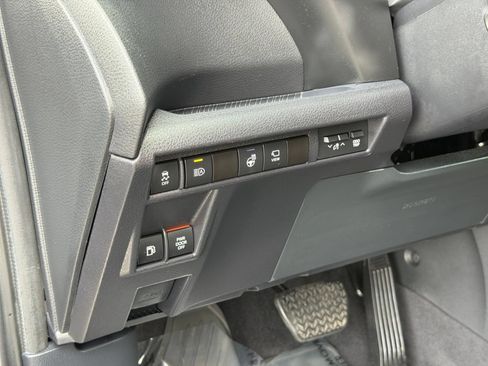 Used 2025 Toyota Sienna Platinum FWD image 17