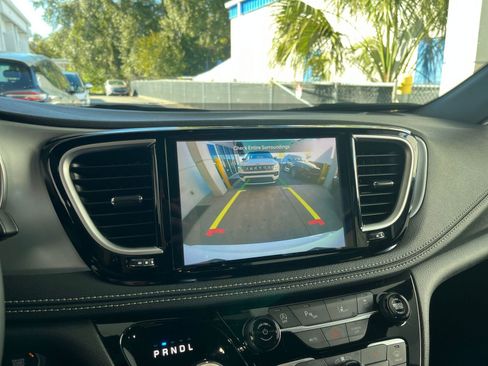 Used 2025 Chrysler Pacifica Limited image 27