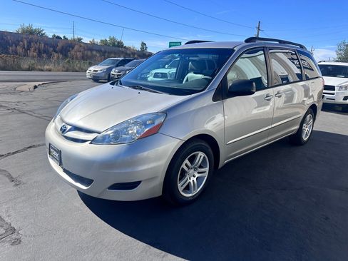 Used 2008 Toyota Sienna LE FWD image 2