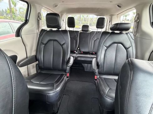 Used 2024 Chrysler Pacifica Touring-L FWD image 31