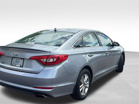 Used 2017 Hyundai Sonata SE w/ Winter Weather Package FWD image 7