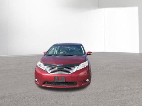 Used 2015 Toyota Sienna XLE FWD image 2