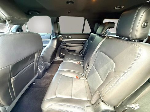 Used 2018 Ford Explorer XLT w/ Equipment Group 202A FWD image 13