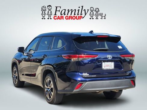 Used 2023 Toyota Highlander XLE FWD image 3