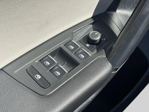 Used 2019 Volkswagen Tiguan SE AWD/4WD image 15