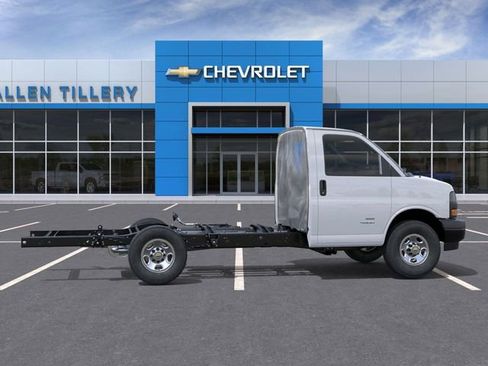 New 2025 Chevrolet Express 3500 w/ Driver Convenience Package image 28