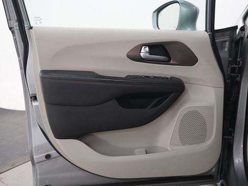 Used 2017 Chrysler Pacifica Touring-L FWD image 22