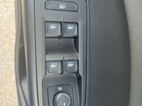 Used 2025 Volkswagen Taos SE FWD image 13