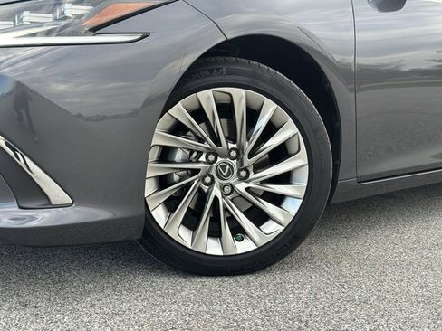 Used 2023 Lexus ES 300h w/ Accessory Package (Z2) image 2