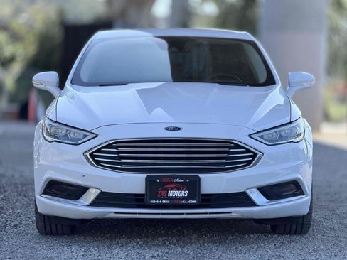 Used 2017 Ford Fusion SE w/ Equipment Group 602A FWD image 4
