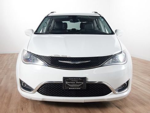 Used 2017 Chrysler Pacifica Touring-L FWD image 2