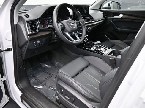 Used 2024 Audi Q5 2.0T Premium w/ Convenience Package image 2