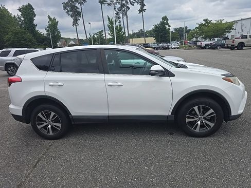 Used 2018 Toyota RAV4 XLE AWD/4WD image 4