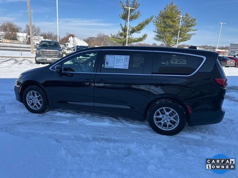 Used 2025 Chrysler Pacifica Select image 21