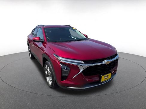 Used 2025 Chevrolet Trax LT FWD image 3