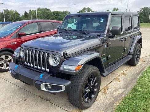 Used 2022 Jeep Wrangler Unlimited Sahara w/ Cold Weather Group AWD/4WD image 2