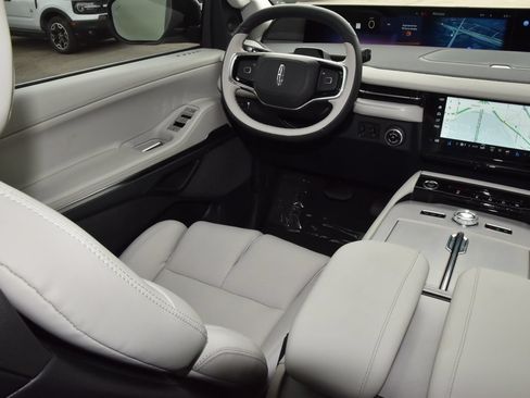 New 2026 Lincoln Navigator Reserve AWD/4WD image 16