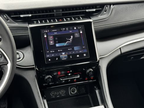 Used 2023 Jeep Grand Cherokee L Altitude image 18