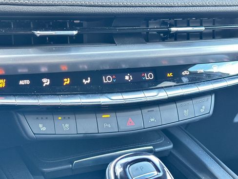 Used 2024 Cadillac XT4 Premium Luxury image 28