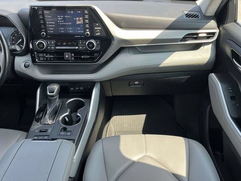 Used 2021 Toyota Highlander XLE AWD/4WD image 20
