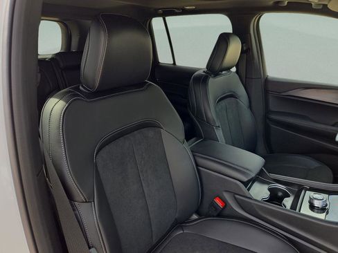 New 2025 Jeep Grand Cherokee Altitude RWD image 32