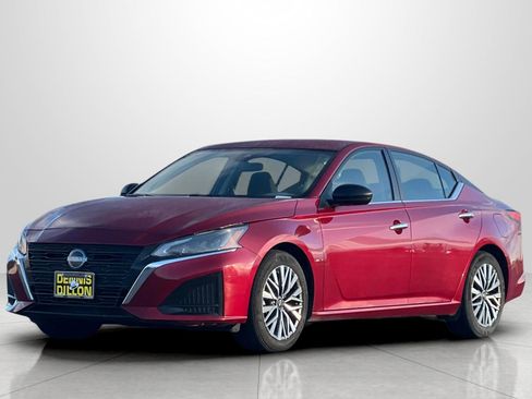 Used 2024 Nissan Altima 2.5 SV image 9