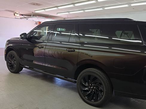 Used 2025 Lincoln Navigator L Reserve w/ Jet Appearance Package AWD/4WD image 3