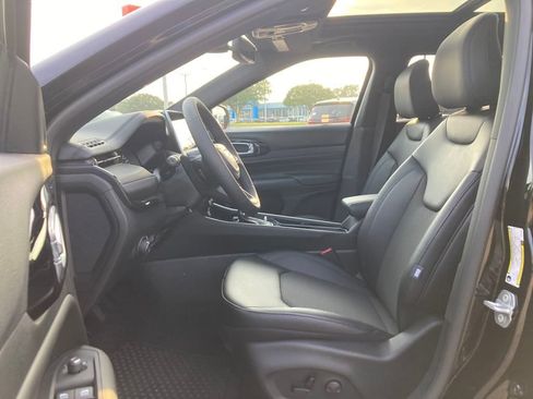 New 2025 Jeep Compass Latitude w/ Sun & Sound Group AWD/4WD image 23