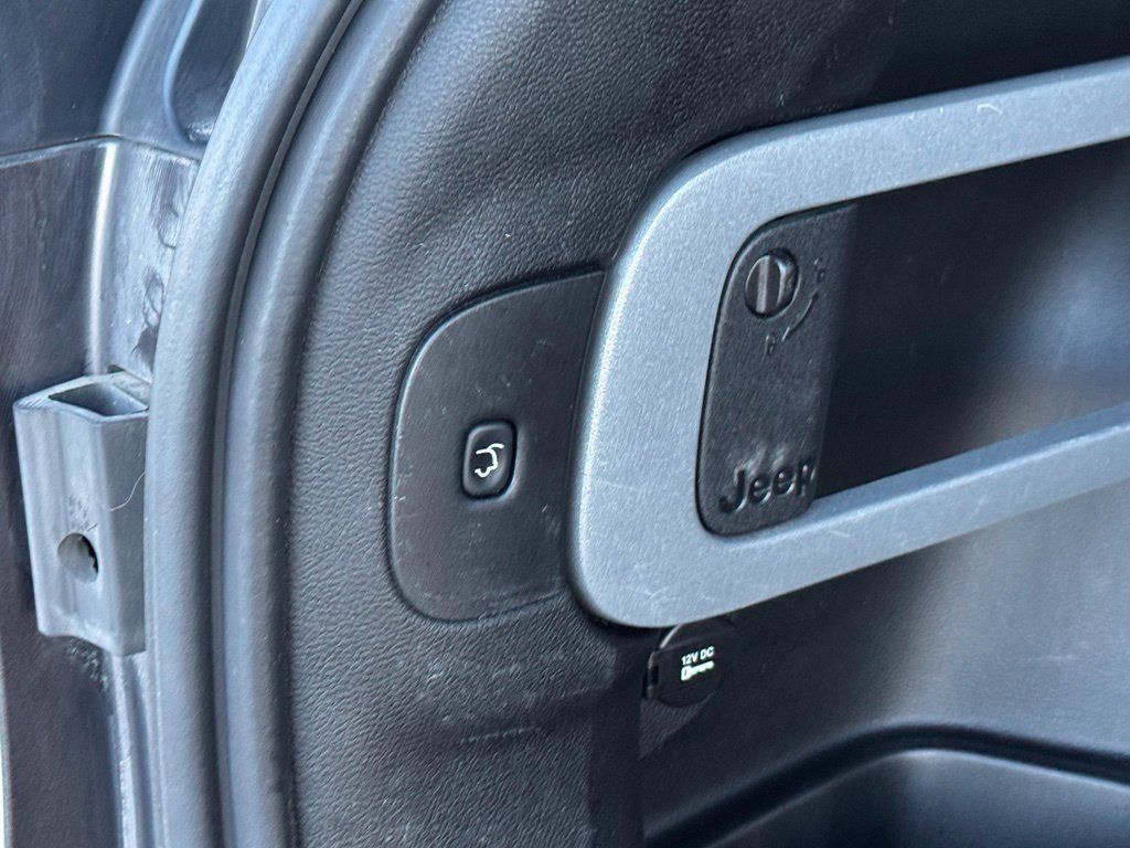 Used 2014 Jeep Cherokee Latitude w/ Comfort/Convenience Group AWD/4WD image 47