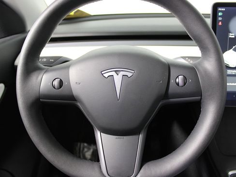 Used 2021 Tesla Model Y Long Range image 11